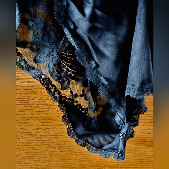 SOLD • Vintage Vanity Fair Teddy • 36 • Black Lace • Nylon • Snap Crotch - Picture 2 of 6